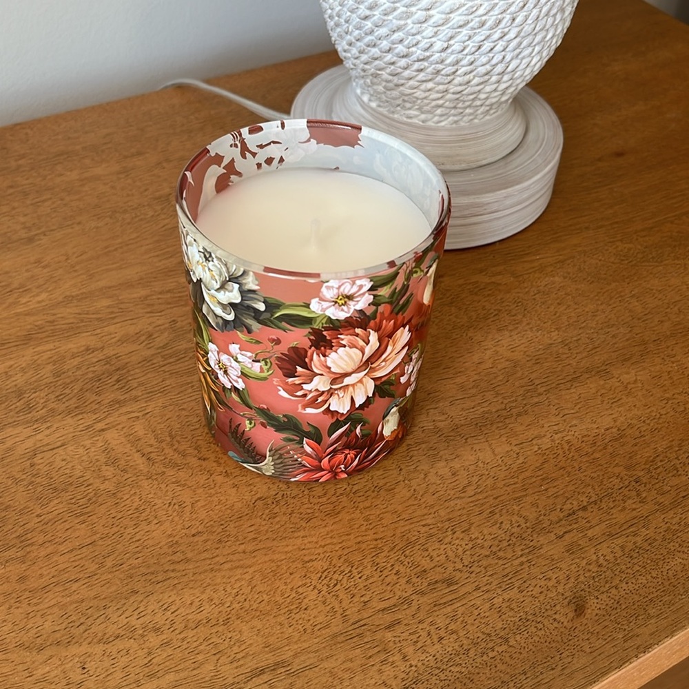NWT 11oz Soy Candle SUNLIT MARIGOLD scent in Floral glass holder. - Picture 2 of 5